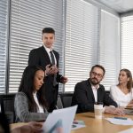 cerrar-personas-reunion-negocios