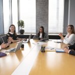 equipo-tiro-medio-sentado-mesa